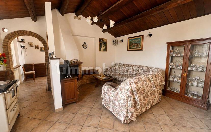 Casa colonica via della Fonte Romana 5, Fratte Rosa — foto 14 di 18
