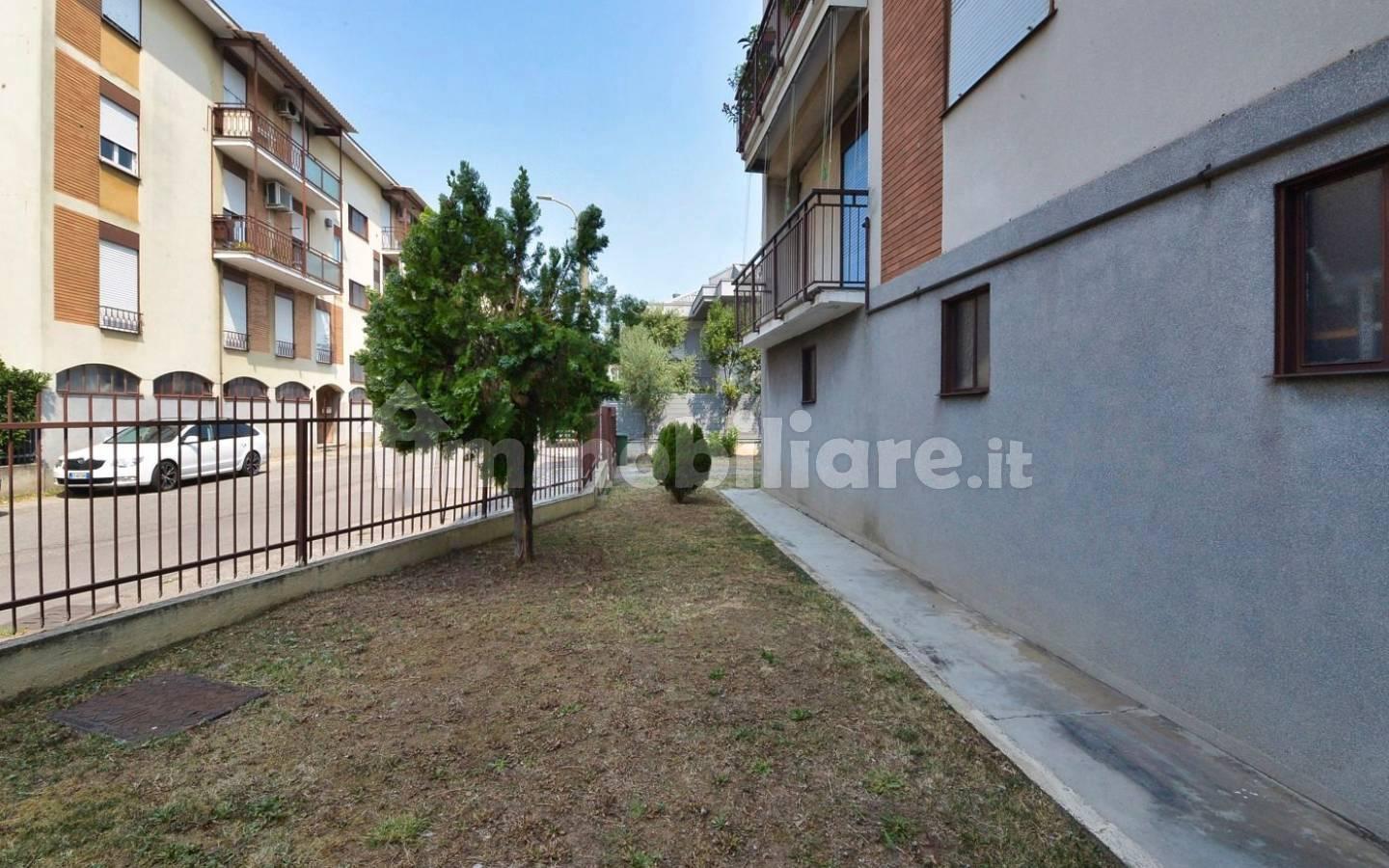 Trilocale via Benedetto Croce, 7, Nova Milanese