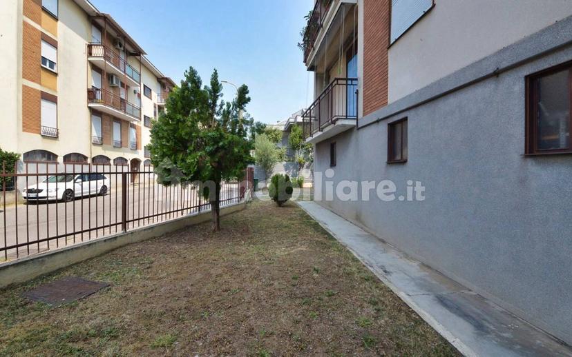 Trilocale via Benedetto Croce, 7, Nova Milanese
