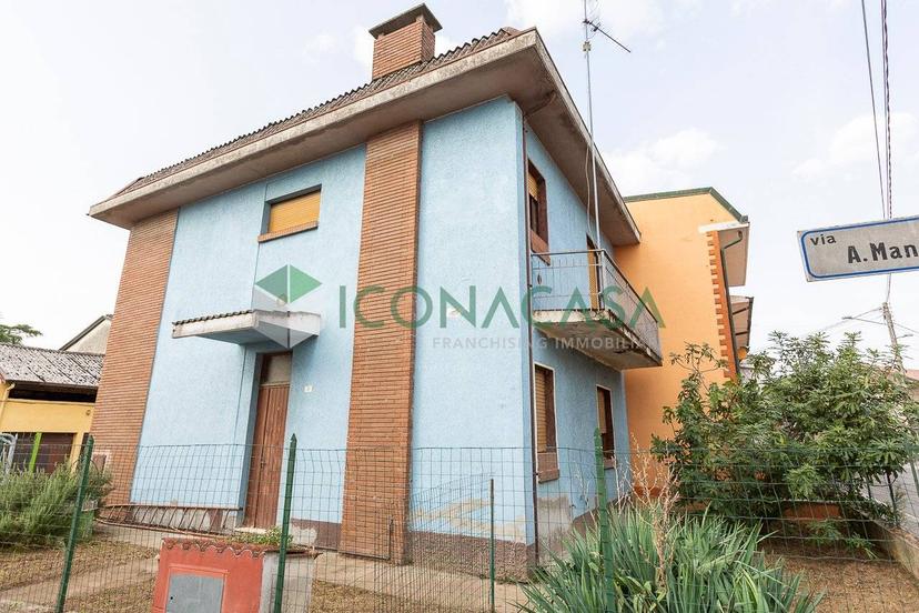 Villa a schiera via Alessandro Manzoni, Centro, San Bassano — foto 3 di 17