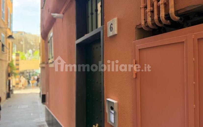 Bilocale vico del Fico, Molo, Genova