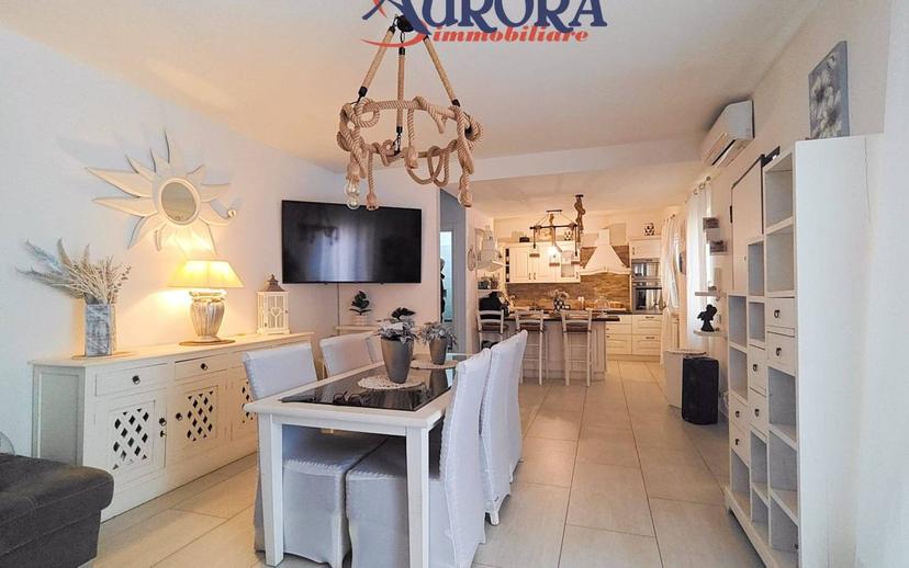 Villa a schiera 5 locali, ottimo stato, Zona Calcatore, Zona Ospedale, Periferia, Terracina