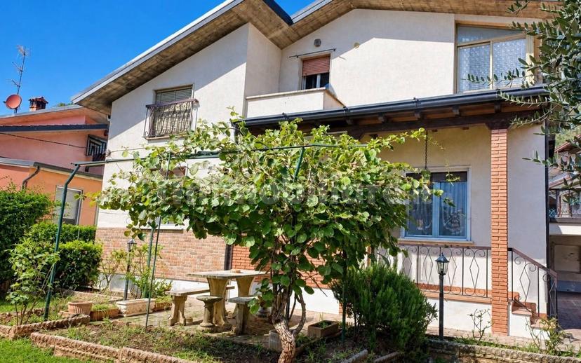 Villa unifamiliare via Guglielmo Oberdan, Centro, Concesio — foto 5 di 13