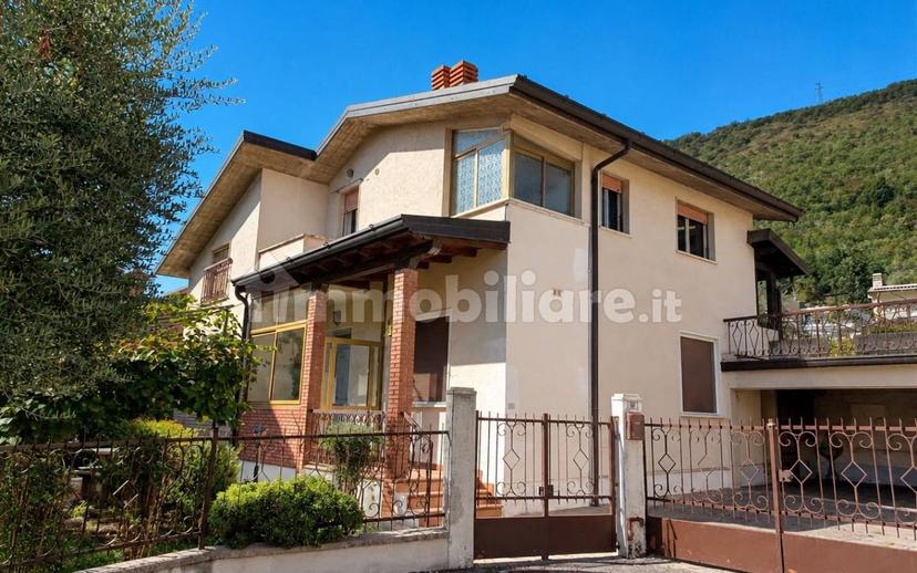 Villa unifamiliare via Guglielmo Oberdan, Centro, Concesio