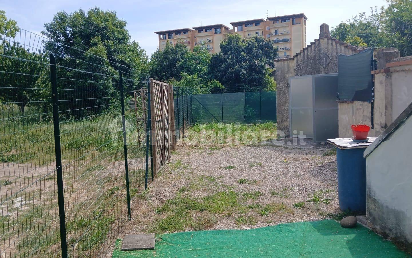 Villa a schiera via Legnago, Lunetta Frassino, Mantova