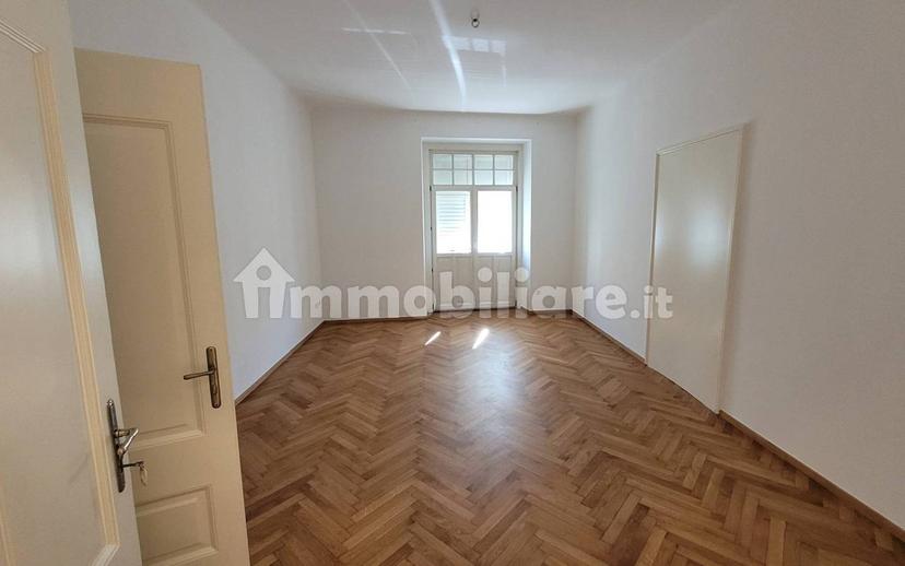 Trilocale ottimo stato, secondo piano, Centro, Merano