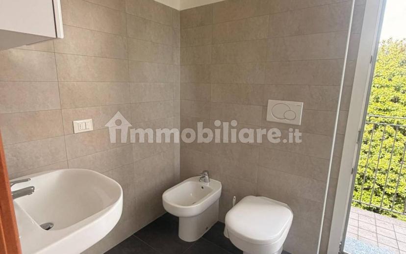 Trilocale via largo Caduti di Nassirya, 26, Centro, Olgiate Comasco — foto 9 di 12