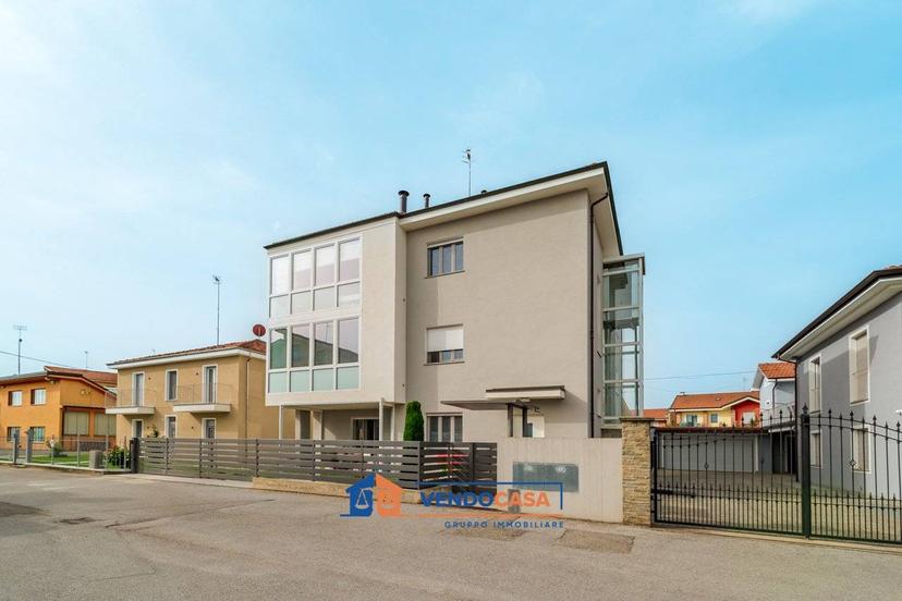 Quadrilocale Strada Privata 9, Centro, Carrù — foto 4 di 25