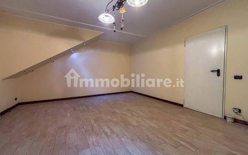 Trilocale via San Michele, Varano Borghi — foto 25 di 36