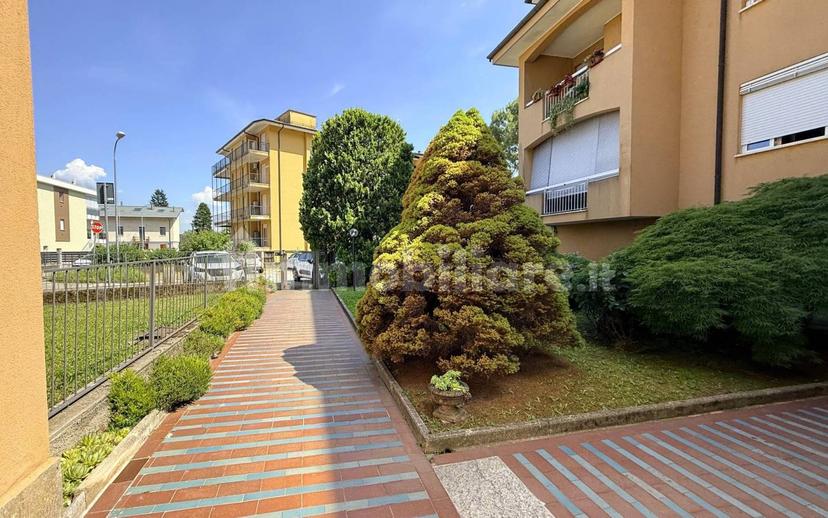 Quadrilocale da ristrutturare, primo piano, Centro, Arona