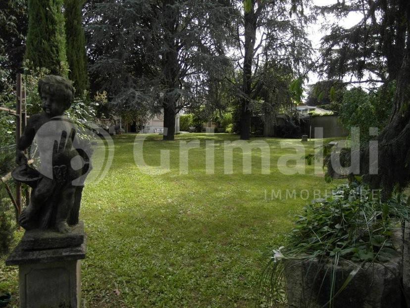 Villa unifamiliare via Villafranca, 1, Centro, Carate Brianza