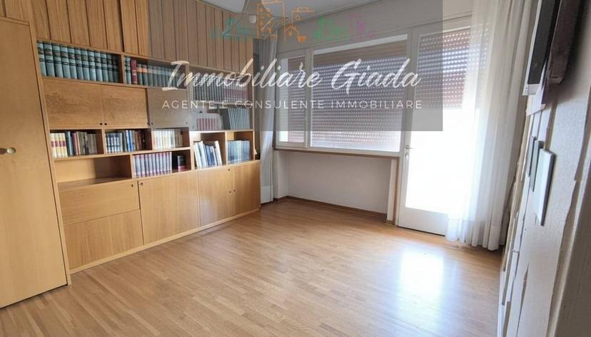 Trilocale da ristrutturare, quinto piano, Centro, Vittorio Veneto — foto 2 di 13
