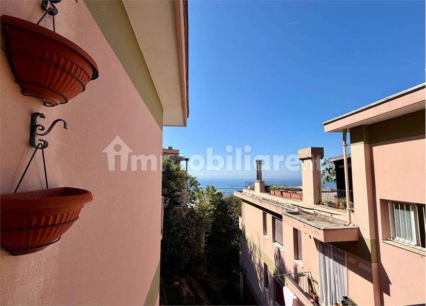 Bilocale ottimo stato, secondo piano, Castelletto, Genova