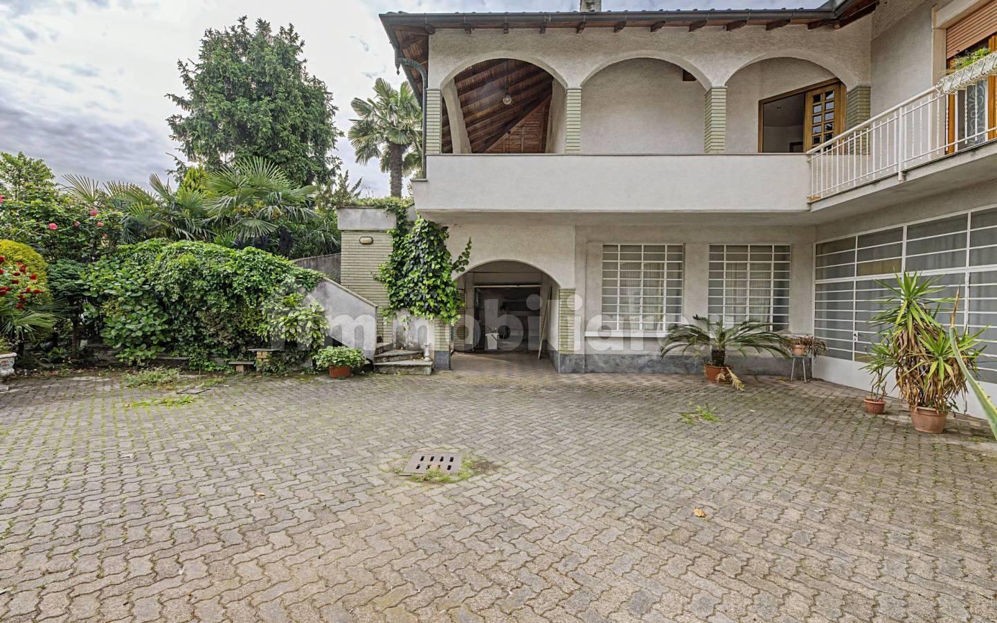 Villa unifamiliare via Carlo Rossini, 21, Centro, Tradate