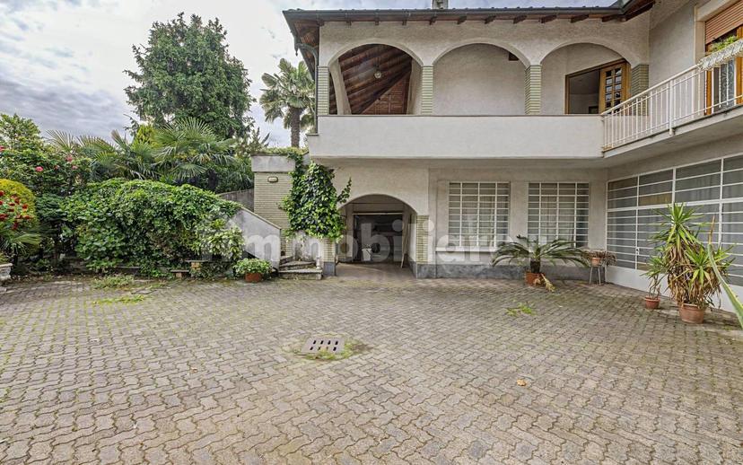 Villa unifamiliare via Carlo Rossini, 21, Centro, Tradate