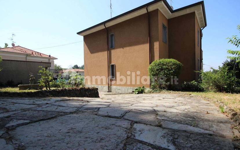Villa bifamiliare via delle Rose 11, Centro, Besana in Brianza