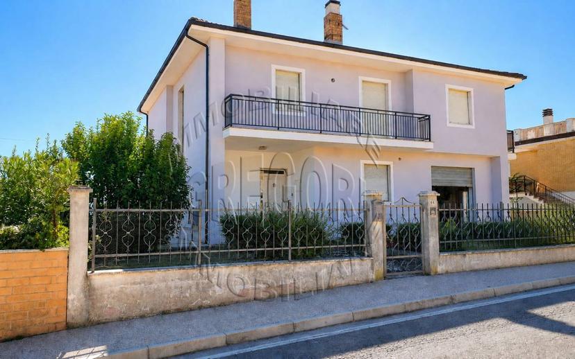 Villa unifamiliare via Gentile da Montefiore 96, Centro, Montefiore dell'Aso — foto 2 di 51