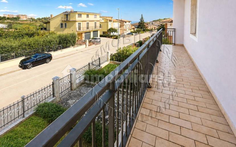 Villa unifamiliare via Gentile da Montefiore 96, Centro, Montefiore dell'Aso — foto 7 di 51