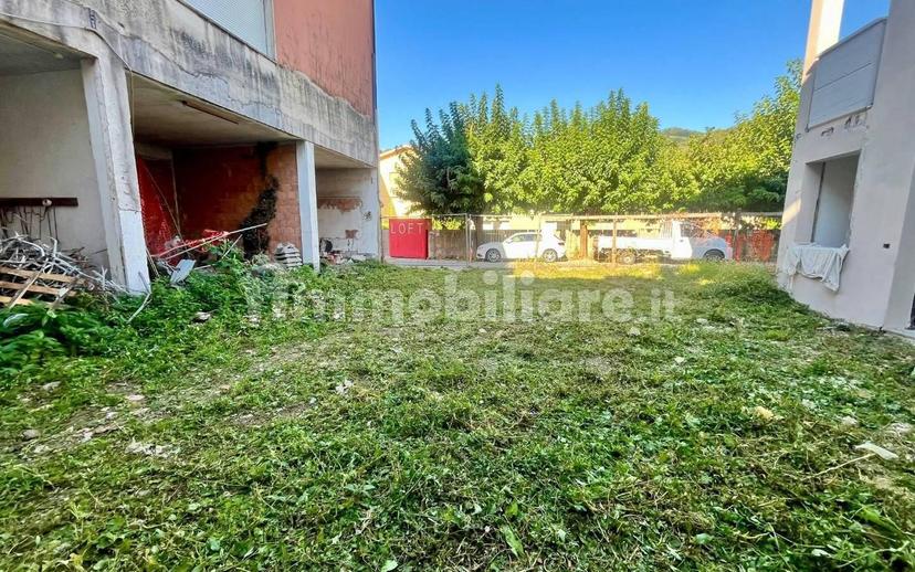 Trilocale nuovo, piano terra, Centro, Pescia