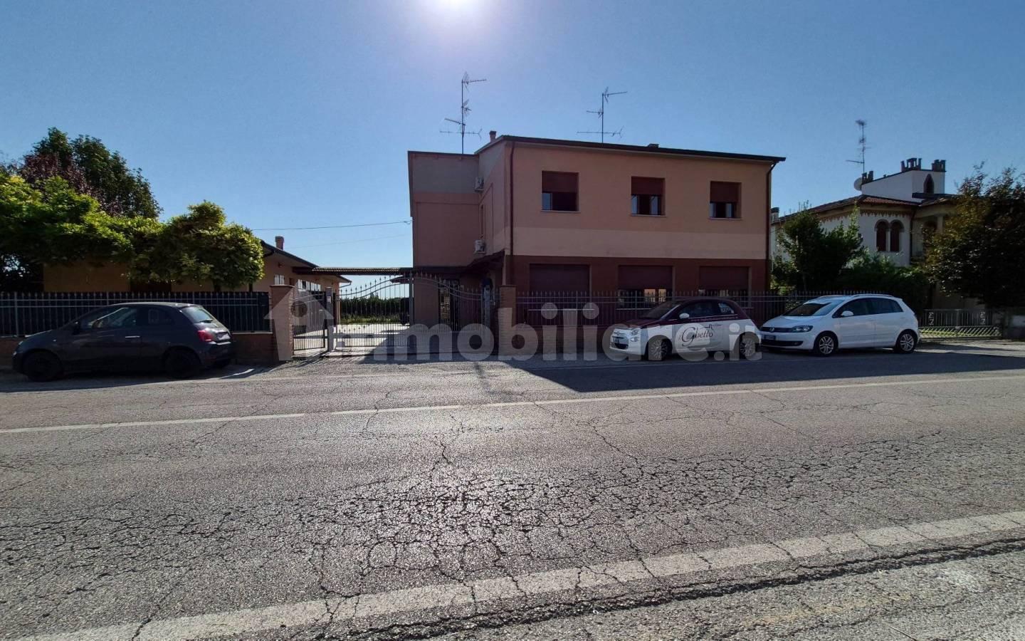 Villa bifamiliare via Maestra Grande-Renazzo 38/1, Renazzo, Cento