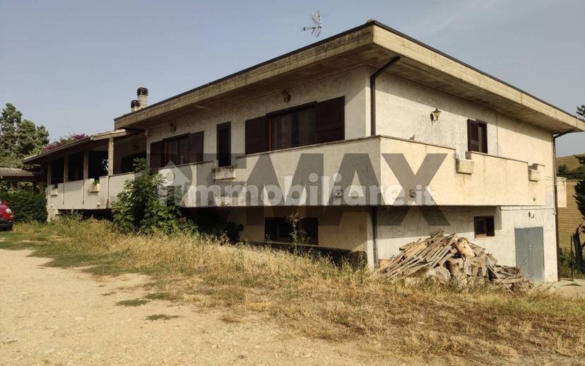 Appartamento buono stato, su più livelli, Loreto Aprutino — foto 44 di 48