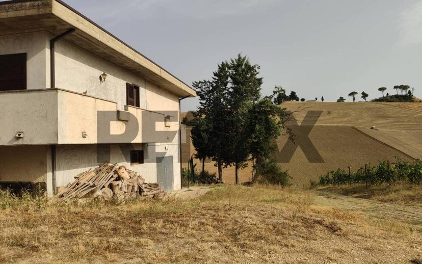 Appartamento buono stato, su più livelli, Loreto Aprutino — foto 39 di 48
