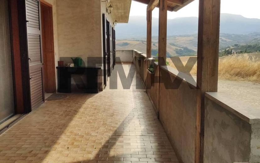 Appartamento buono stato, su più livelli, Loreto Aprutino — foto 4 di 48