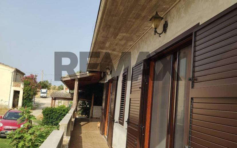 Appartamento buono stato, su più livelli, Loreto Aprutino — foto 3 di 48