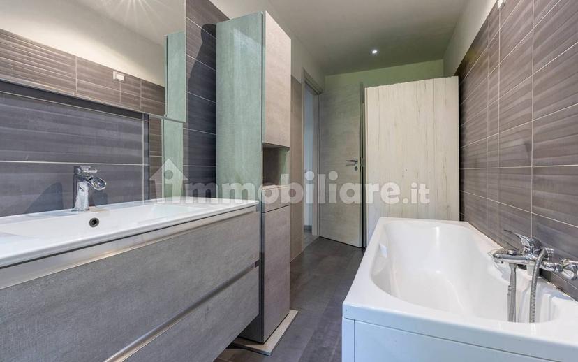 Trilocale via Alfredo di Dio, Centro, Malnate — foto 15 di 23