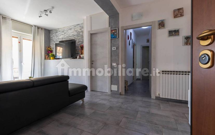 Trilocale via Alfredo di Dio, Centro, Malnate — foto 9 di 23