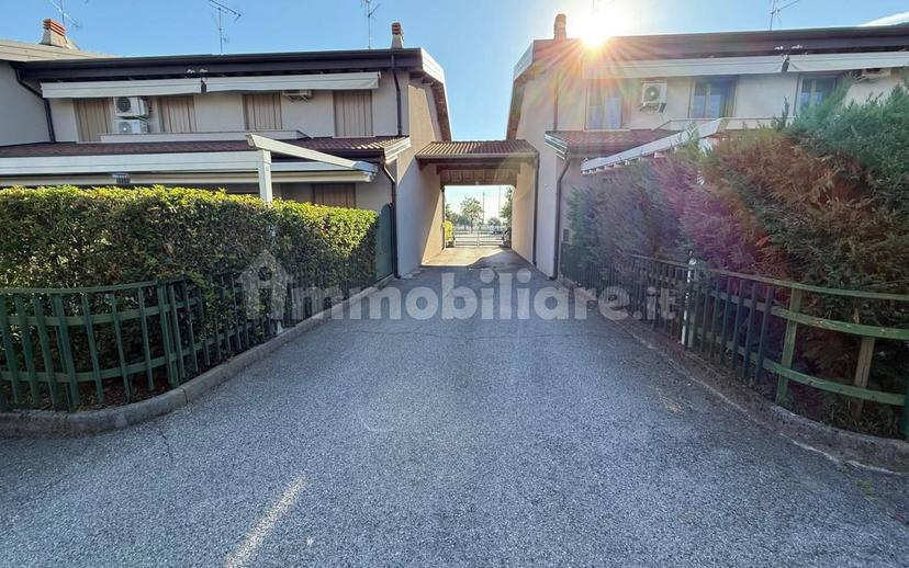 Villa a schiera via Maddalena di Canossa, Centro, Montichiari — foto 9 di 48