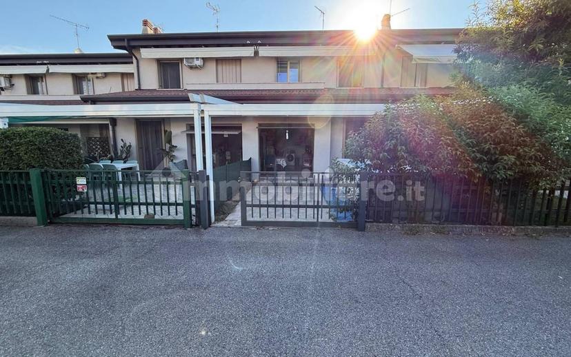 Villa a schiera via Maddalena di Canossa, Centro, Montichiari