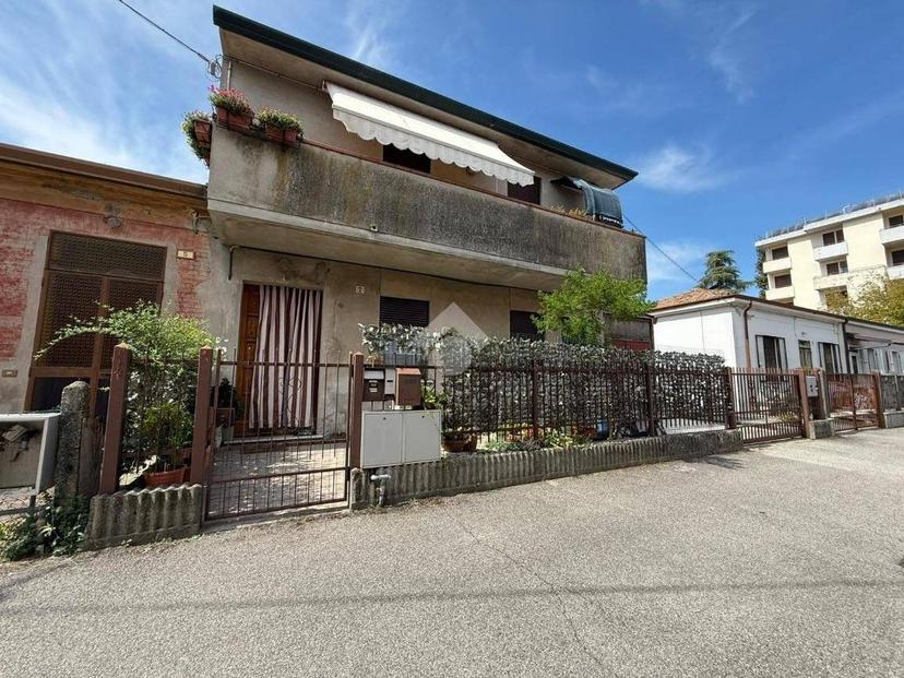 Villa bifamiliare via Bruno Buozzi 103, Commenda, San Bortolo, Rovigo — foto 2 di 38