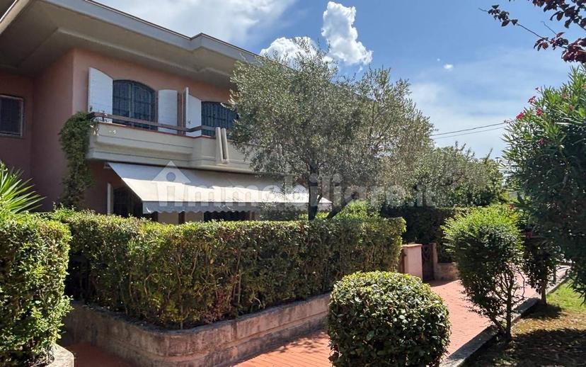 Trilocale via Vittorio Veneto, Marina di Massa Centro, Massa — foto 10 di 12