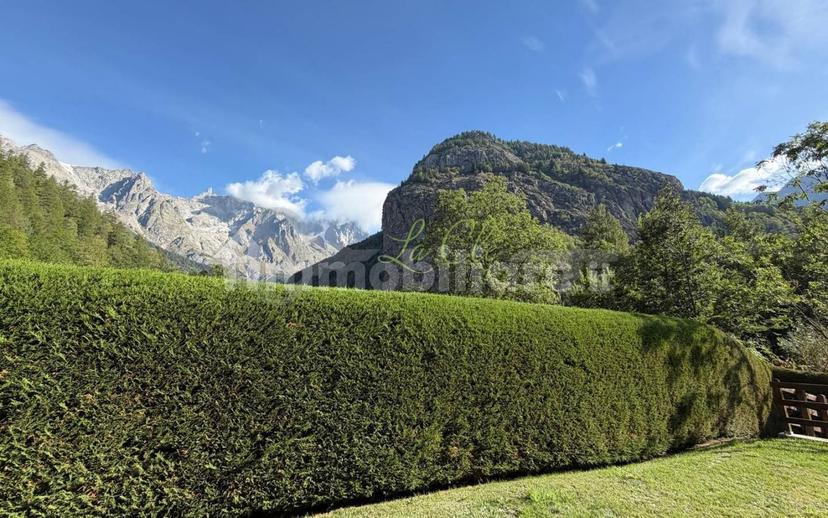 Trilocale buono stato, piano terra, Centro, Courmayeur — foto 3 di 17