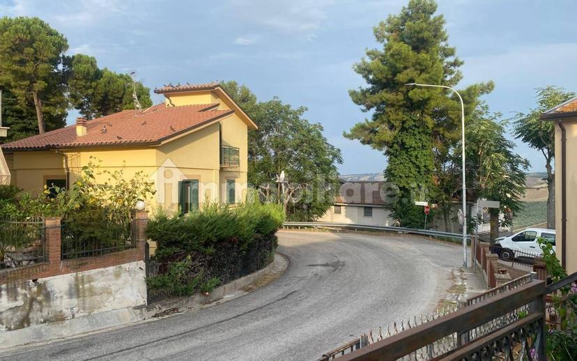 Terratetto unifamiliare Casoli Di Atri-via Borgonuovo 30, Casoli, Atri — foto 2 di 33