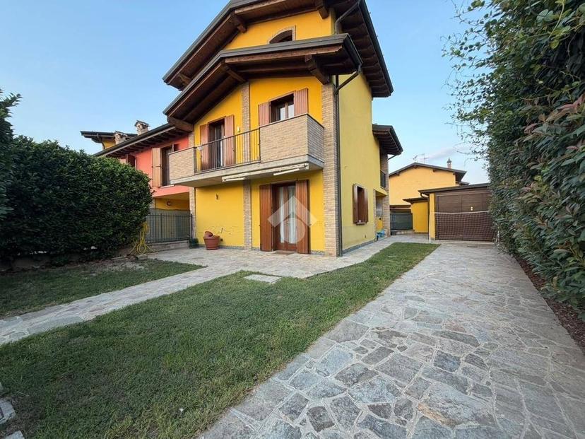 Villa a schiera via Mussi, Quintano