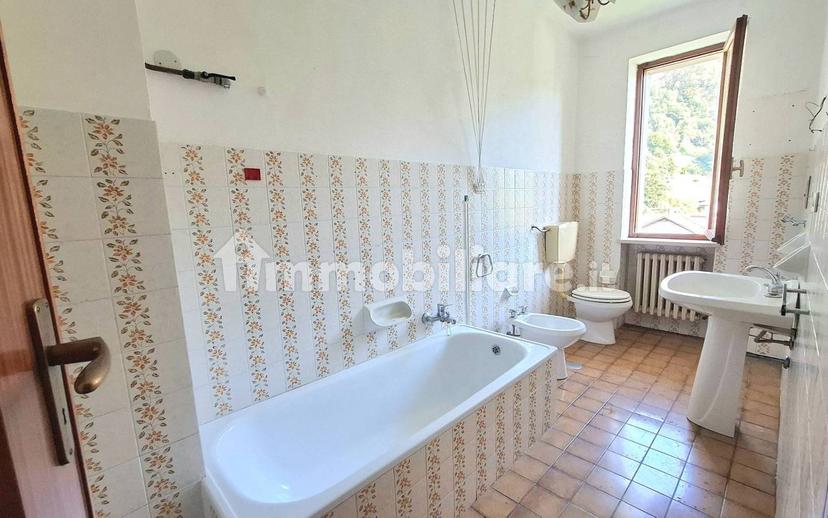 Trilocale viale Cesare Battisti 97, Centro, Varallo — foto 18 di 21