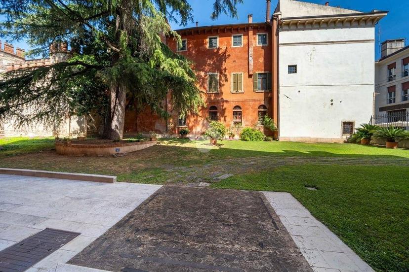 Monolocale via Ponte Pietra 5, Centro Storico, Verona — foto 2 di 10