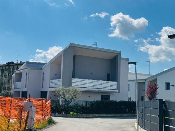 Villa a schiera in Via Gorizia, Reggio nell'Emilia