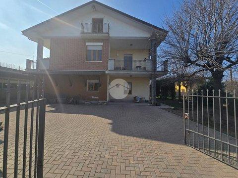 Villa in Strada San Martino, 49, Castiglione Tinella